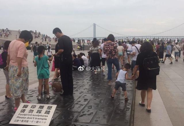 大连星海百年城雕屡遭践踏 官方：24小时巡视加强管理