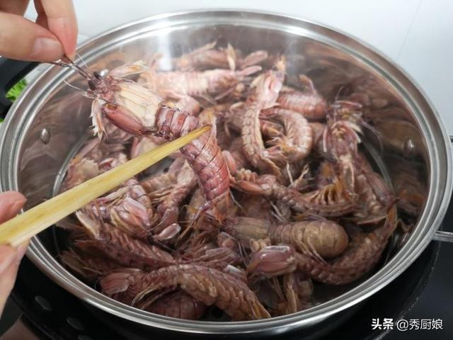 皮皮虾剥皮有妙招，一根筷子就搞定，3秒钟剥一个，再不怕扎手了