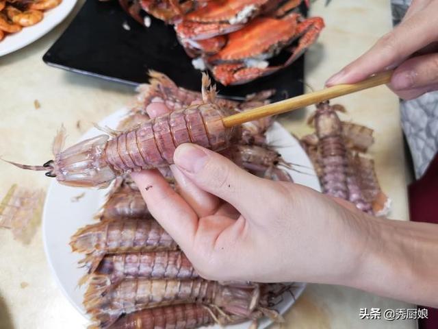 皮皮虾剥皮有妙招，一根筷子就搞定，3秒钟剥一个，再不怕扎手了