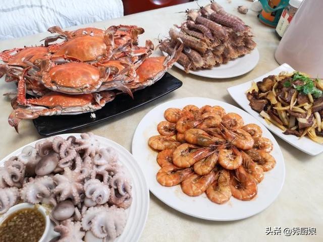 皮皮虾剥皮有妙招，一根筷子就搞定，3秒钟剥一个，再不怕扎手了