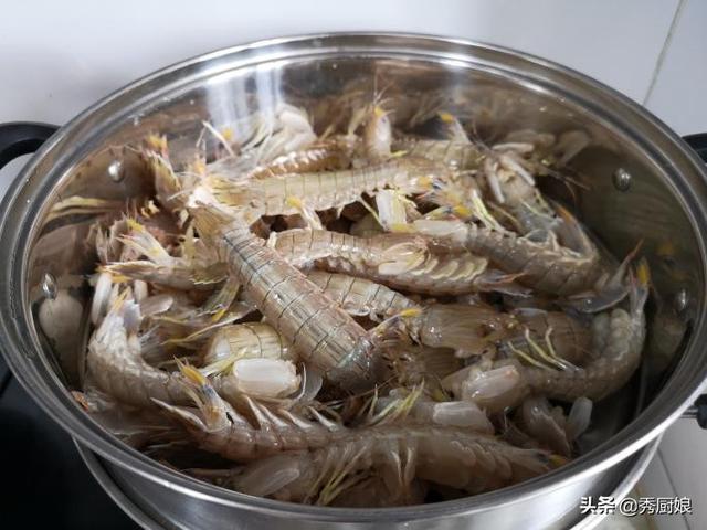 皮皮虾剥皮有妙招，一根筷子就搞定，3秒钟剥一个，再不怕扎手了