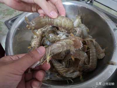 ​皮皮虾剥皮有妙招，一根筷子就搞定，3秒钟剥一个，再不怕扎手了