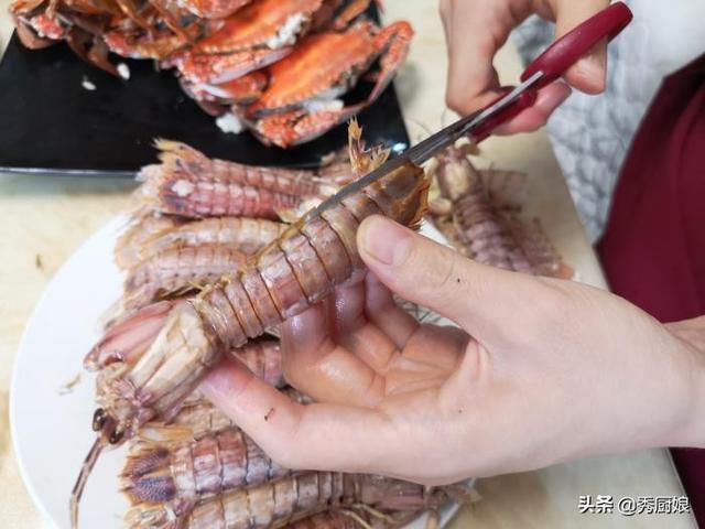 皮皮虾剥皮有妙招，一根筷子就搞定，3秒钟剥一个，再不怕扎手了