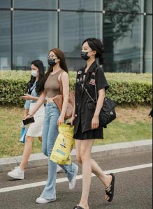 ​小黑裙：展现自信魅力的不二之选！