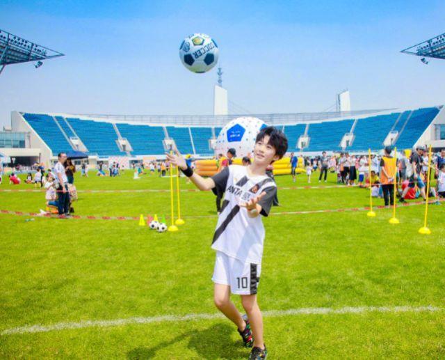 再现回忆杀！张悦轩和王诗龄6年后再同框，天天长成小型男