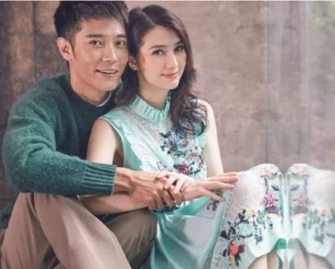 ​参观张丹峰住的豪宅，跟儿子站在一起像两兄弟，一家人生活很幸福