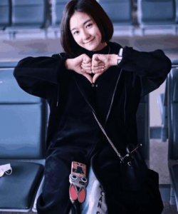 ​迷弟收割机! 大四学长刘昊然和新生一起军训, 网友: 第三次军训!