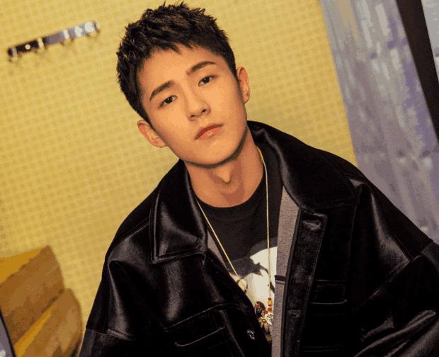 迷弟收割机! 大四学长刘昊然和新生一起军训, 网友: 第三次军训!