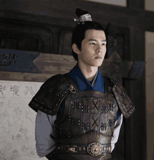 迷弟收割机! 大四学长刘昊然和新生一起军训, 网友: 第三次军训!