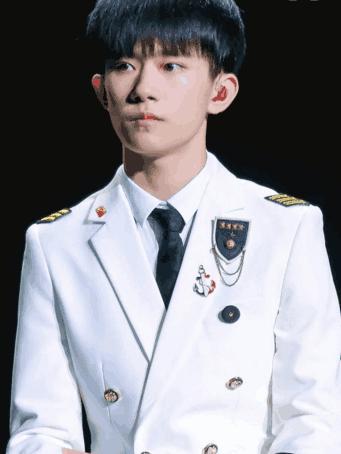 迷弟收割机! 大四学长刘昊然和新生一起军训, 网友: 第三次军训!