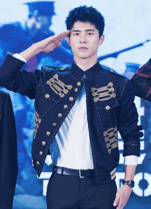 迷弟收割机! 大四学长刘昊然和新生一起军训, 网友: 第三次军训!