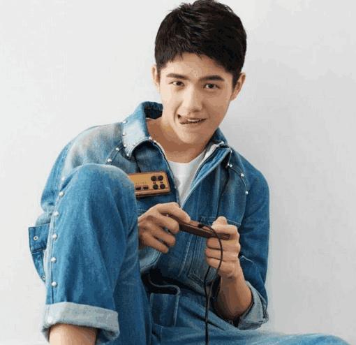 迷弟收割机! 大四学长刘昊然和新生一起军训, 网友: 第三次军训!