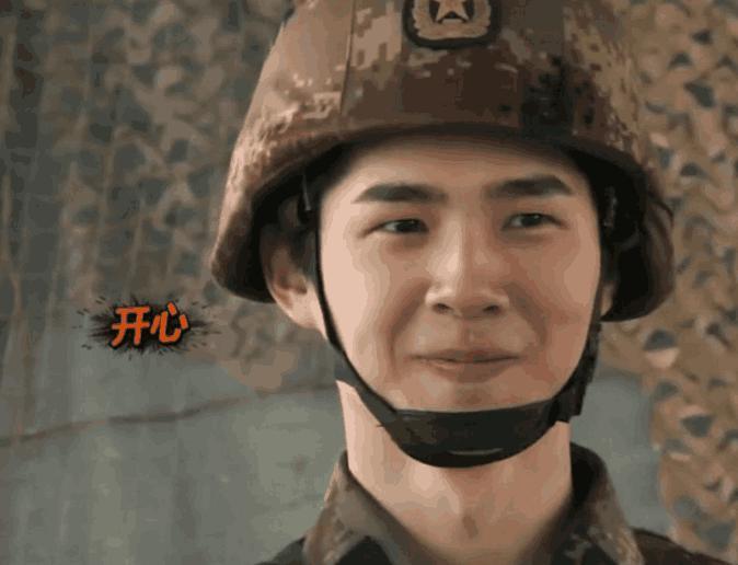 迷弟收割机! 大四学长刘昊然和新生一起军训, 网友: 第三次军训!