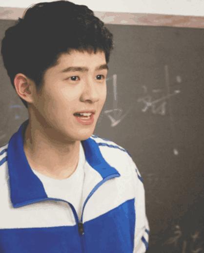 迷弟收割机! 大四学长刘昊然和新生一起军训, 网友: 第三次军训!