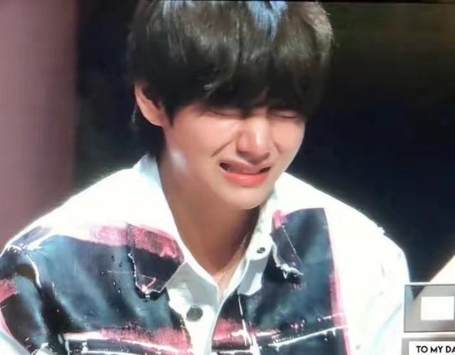 在粉丝签名会上发现哭泣的粉丝后,一起哭泣的防弹少年团金泰亨