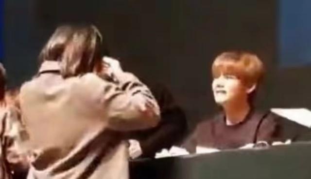 在粉丝签名会上发现哭泣的粉丝后,一起哭泣的防弹少年团金泰亨