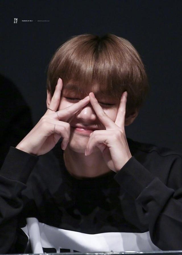 在粉丝签名会上发现哭泣的粉丝后,一起哭泣的防弹少年团金泰亨