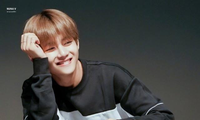 在粉丝签名会上发现哭泣的粉丝后,一起哭泣的防弹少年团金泰亨