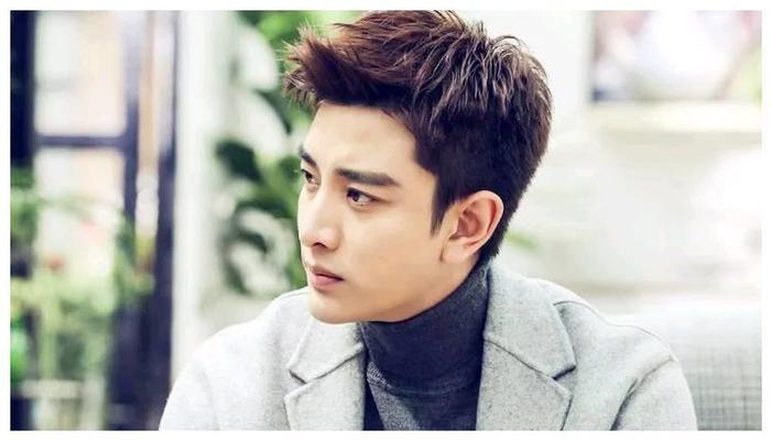 一张李小璐与贾乃亮全家合照，小甜馨表情亮了！贾乃亮男神风范啊