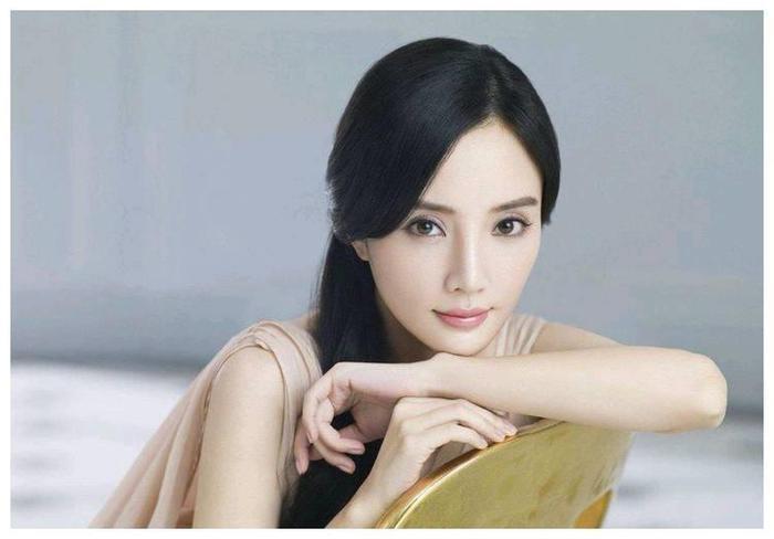 一张李小璐与贾乃亮全家合照，小甜馨表情亮了！贾乃亮男神风范啊