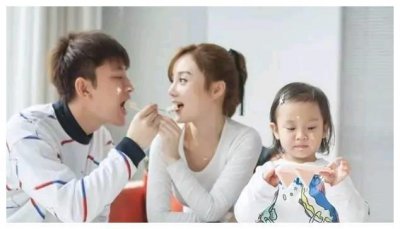 ​一张李小璐与贾乃亮全家合照，小甜馨表情亮了！贾乃亮男神风范啊