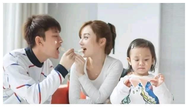 一张李小璐与贾乃亮全家合照，小甜馨表情亮了！贾乃亮男神风范啊