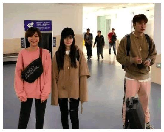 一张李小璐与贾乃亮全家合照，小甜馨表情亮了！贾乃亮男神风范啊