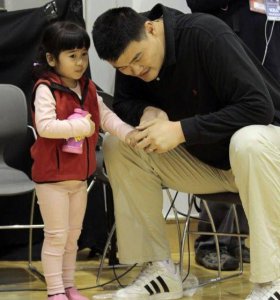 ​姚沁蕾才10岁身高1米7，爸爸姚明更厉害，幼儿园穿1米8个头的衣服