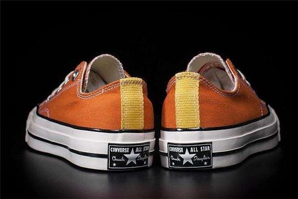 匡威黑标和三星标哪个贵 两者区别大了