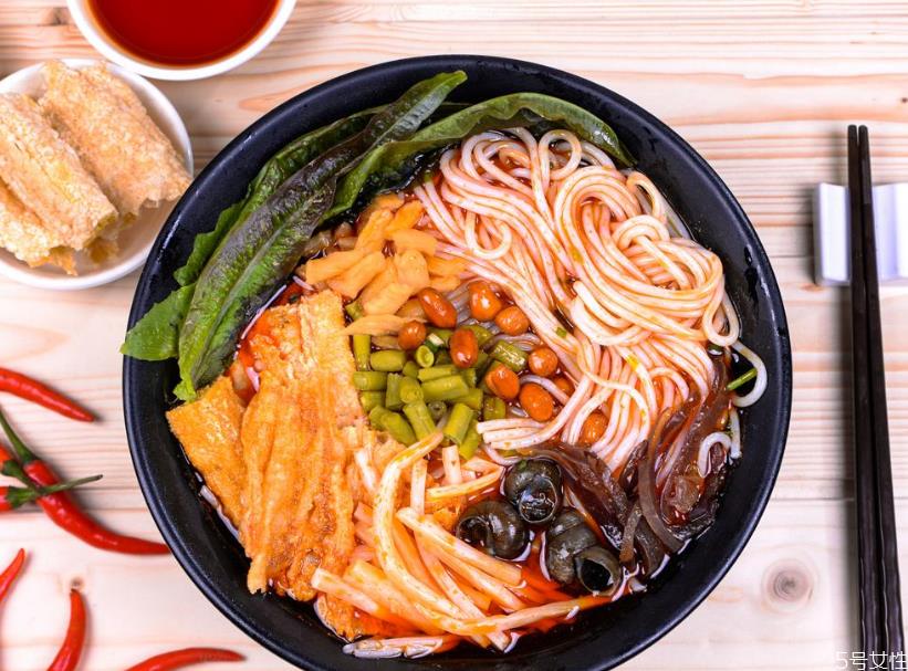 李子柒螺蛳粉好吃吗 李子柒好吃还是螺霸王 李子柒螺蛳粉好吃吗 李子柒好吃还是螺霸王