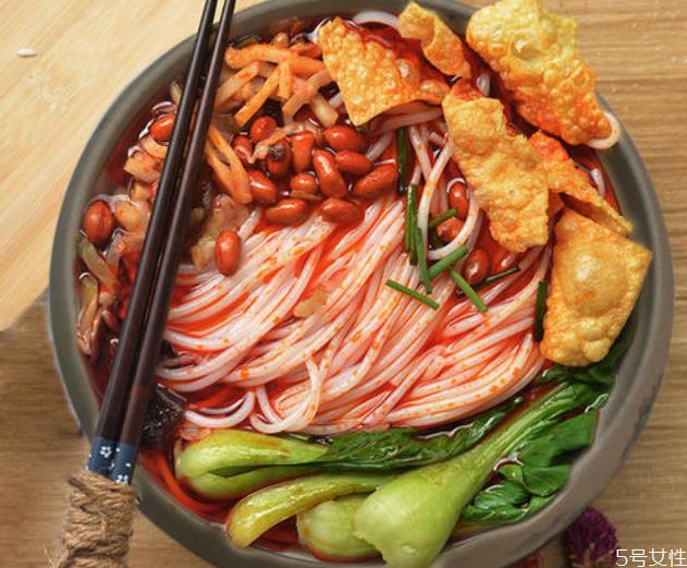 李子柒螺蛳粉好吃吗 李子柒好吃还是螺霸王 李子柒螺蛳粉好吃吗 李子柒好吃还是螺霸王