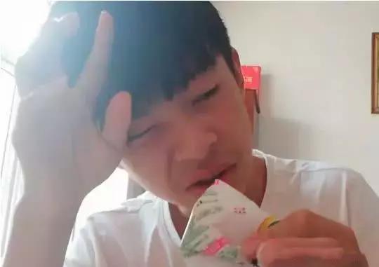 网上买了包4元的死神辣条,以为是假货,吃完却拿出豆奶压惊