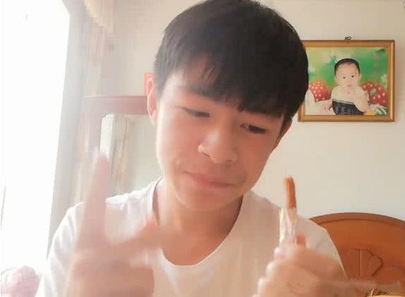 网上买了包4元的死神辣条,以为是假货,吃完却拿出豆奶压惊