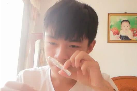 网上买了包4元的死神辣条,以为是假货,吃完却拿出豆奶压惊