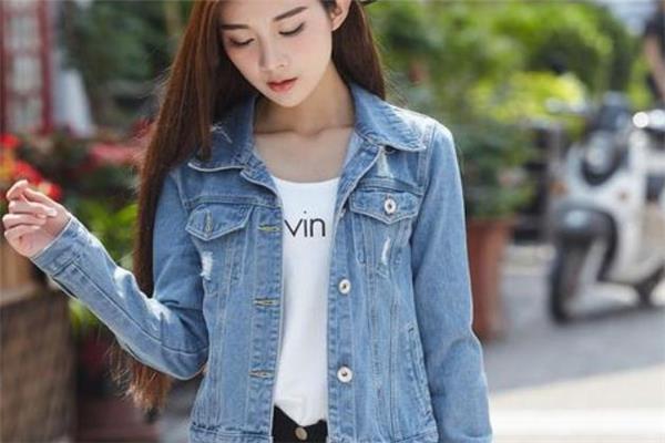 牛仔外套可以用洗衣机洗吗 与浅色衣物分开 牛仔外套可以用洗衣机洗吗 与浅色衣物分开