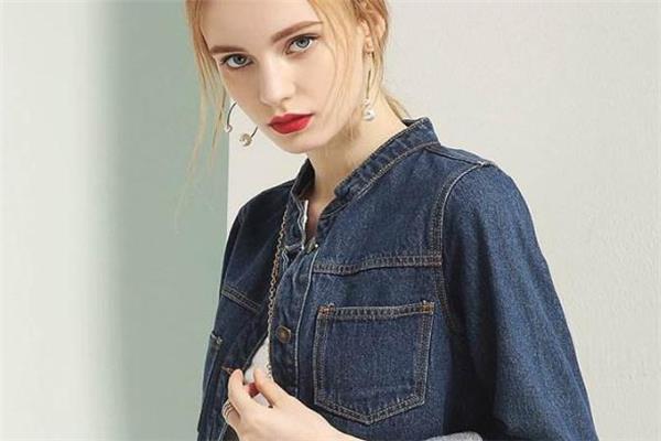 牛仔外套可以用洗衣机洗吗 与浅色衣物分开 牛仔外套可以用洗衣机洗吗 与浅色衣物分开