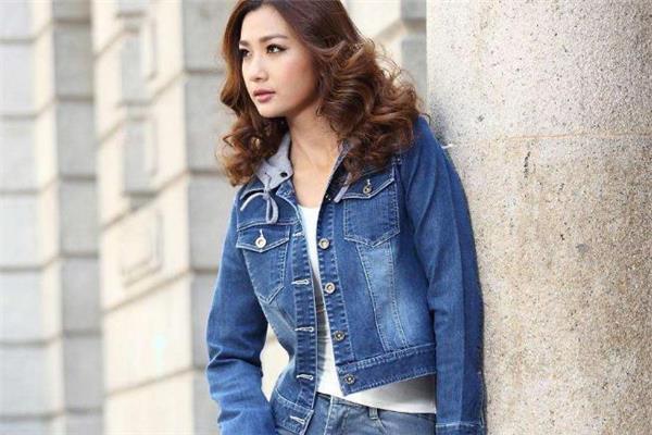 牛仔外套可以用洗衣机洗吗 与浅色衣物分开 牛仔外套可以用洗衣机洗吗 与浅色衣物分开