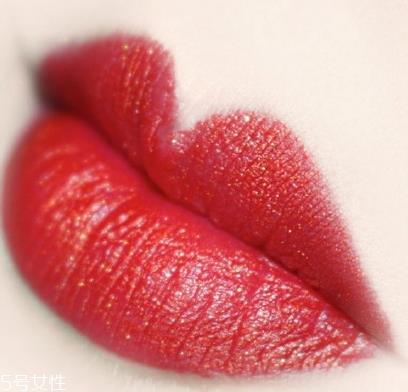 美宝莲金属唇膏62号发财色试色 涂上之后就会发财的颜色