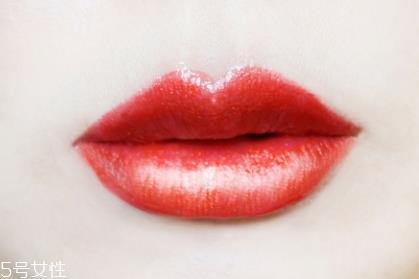 美宝莲金属唇膏62号发财色试色 涂上之后就会发财的颜色