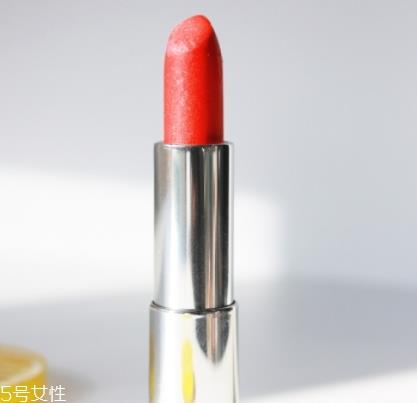 美宝莲金属唇膏62号发财色试色 涂上之后就会发财的颜色