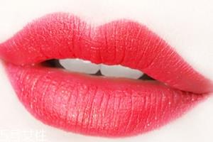 美宝莲金属唇膏62号发财色试色 涂上之后就会发财的颜色