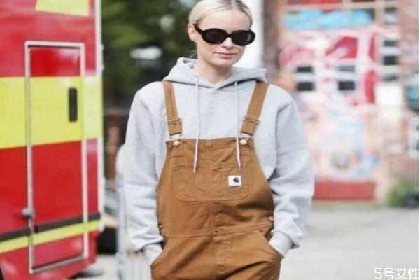 背带裤搭配什么衣服 矮个子适合穿背带裤吗 背带裤搭配什么衣服 矮个子适合穿背带裤吗
