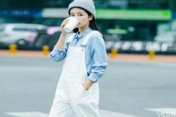 背带裤搭配什么衣服 矮个子适合穿背带裤吗 背带裤搭配什么衣服 矮个子适合穿背带裤吗