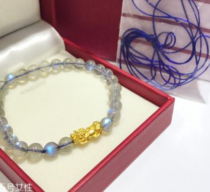 月光石是水晶吗？月光石和水晶是一种吗？