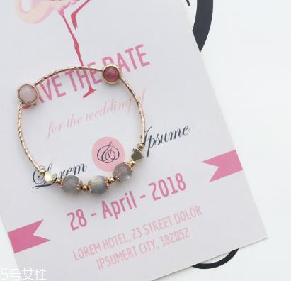 月光石是水晶吗？月光石和水晶是一种吗？