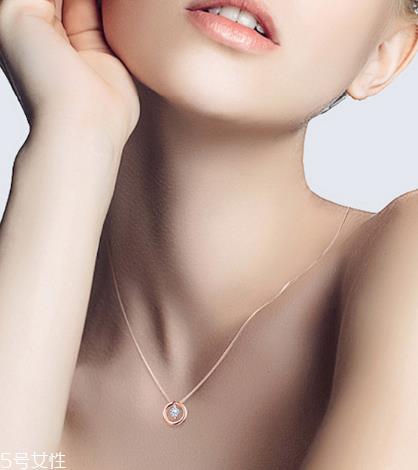 什么样的锁骨链好看 让你的颈部不再留白 什么样的锁骨链好看 让你的颈部不再留白