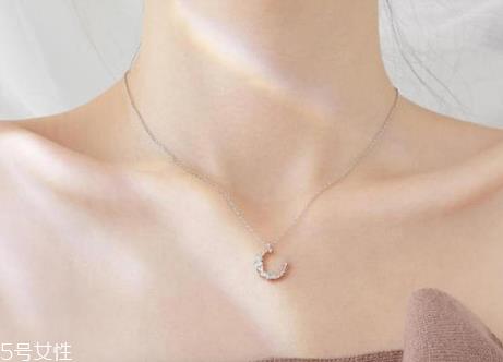 什么样的锁骨链好看 让你的颈部不再留白 什么样的锁骨链好看 让你的颈部不再留白