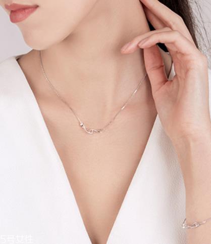 什么样的锁骨链好看 让你的颈部不再留白 什么样的锁骨链好看 让你的颈部不再留白