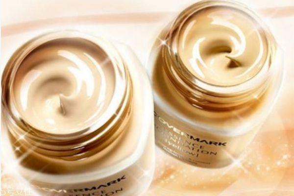 雅诗兰黛沁水适合混油吗 混油适合什么粉底液 雅诗兰黛沁水适合混油吗 混油适合什么粉底液