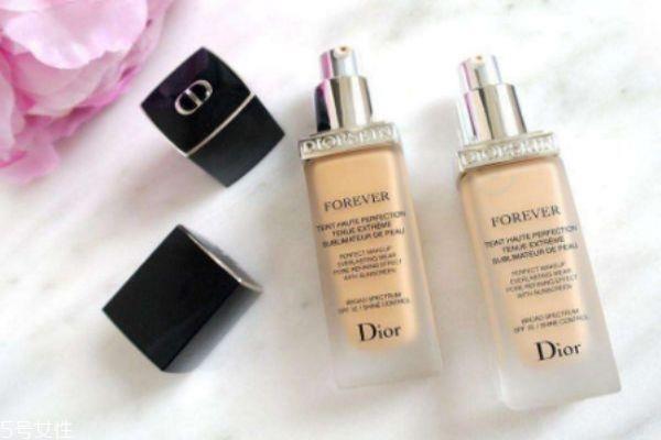 雅诗兰黛沁水适合混油吗 混油适合什么粉底液 雅诗兰黛沁水适合混油吗 混油适合什么粉底液